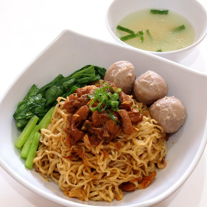 Bakso dan Mie Ayam MBAH MAINO: Rasa yang Menggigit Hati di Jantung Cilacap